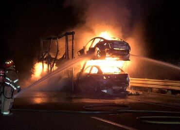 Se incendia camión lleno de Teslas en carretera