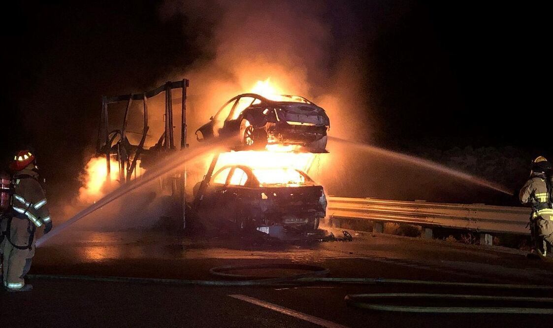 Se incendia camión lleno de Teslas en carretera