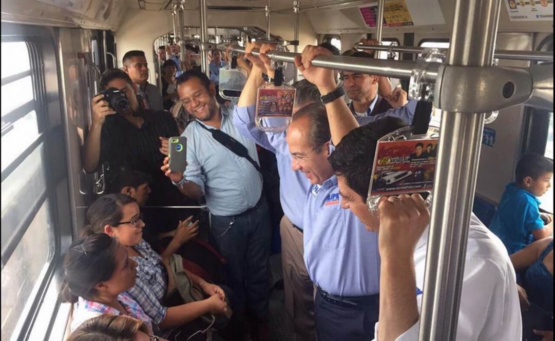 El ex mandatario intercambia opiniones con algunos usuarios del metro en Monterrey