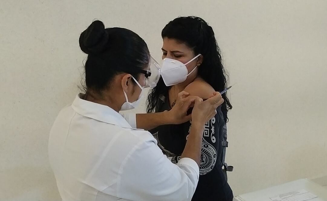 Diana Herlinda Sánchez fue vacunada ayer. La medico cuenta que lo peor que ha visto en la pandemia fue cómo varios miembros de una familia se vieron morir entre ellos. Fotos: Horacio Jiménez. EL UNIVERSAL