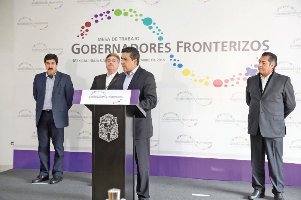 Los gobernadores de Tamaulipas, Francisco García Cabeza de Vaca; Nuevo León, Jaime Rodríguez; Chihuahua, Javier Corral, y de Baja California, Francisco Arturo Vega, se reunieron ayer. (ROBERTO AGUILAR. EL UNIVERSAL)