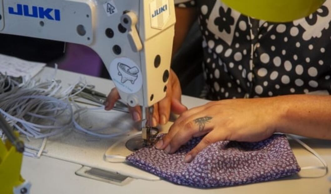 Estas son las telas más seguras para hacer un cubrebocas casero