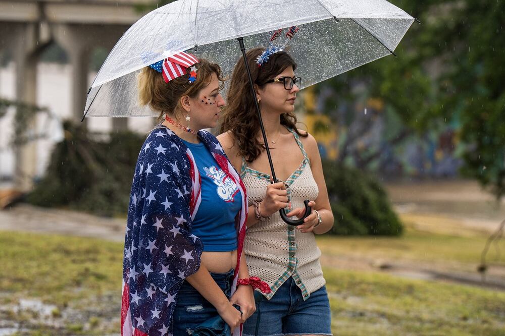 Laeighton Sterling (derecha) y Nicole Whelam observan las aguas de la inundación desde la orilla del río Guadalupe el 4 de julio de 2025 en Kerrville, Texas. Foto: AFP
