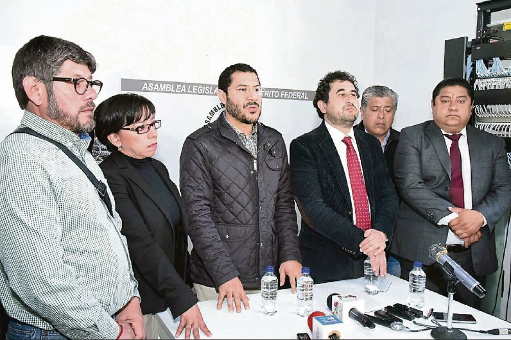 César Cravioto se reunió con Martí Batres, dirigente de Morena en la Ciudad de México. Batres optó por no hablar del tema de los legisladores que se abstuvieron de votar el presupuesto de 2017. (CORTESÍA MORENA)