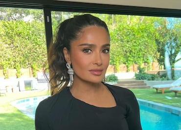 Salma Hayek luce elegante traje con top de escote profundo