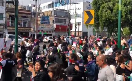 Colectivos feministas se congregan a un costado de explanada en la GAM