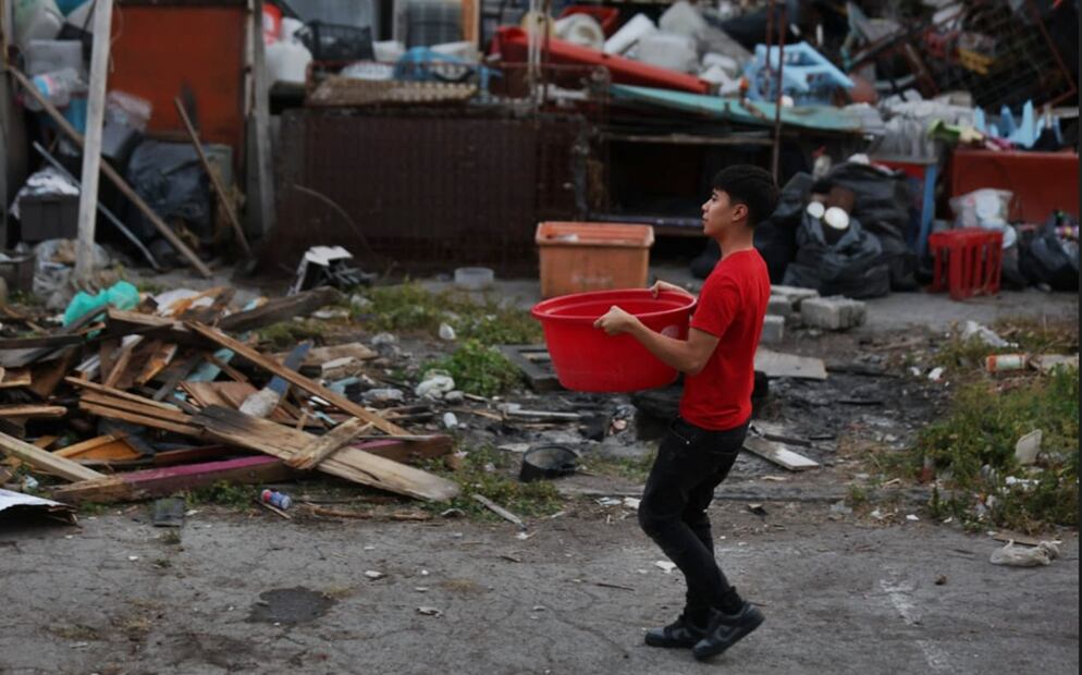 Fuerte incendio consume viviendas de cartón en el Campamento 1 de octubre, ubicado en las inmediaciones de la estación del Metro Lindavista, alcaldía Gustavo A. Madero, el 2 de mayo de 2025. Foto: Francisco Rodríguez/EL UNIVERSAL