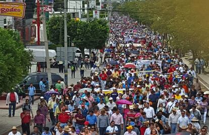 Maestros marchan e inician plantón en Chiapas