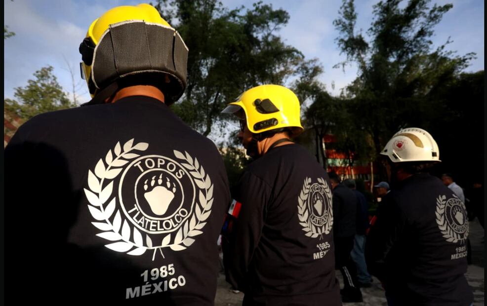 Personas acuden al memorial del Edificio Nuevo León en Tlatelolco donde se realizó una misa y se encendieron 500 veladoras y se colocaron un igual número de rosas blancas, por las víctimas del terremoto de 1985 en la Ciudad de México, el 19 de septiembre de 2025. Foto: Luis Camacho/EL UNIVERSAL