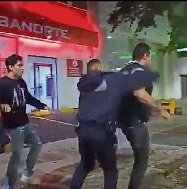Riña entre policías y jóvenes deja dos lesionados. Foto: Especial