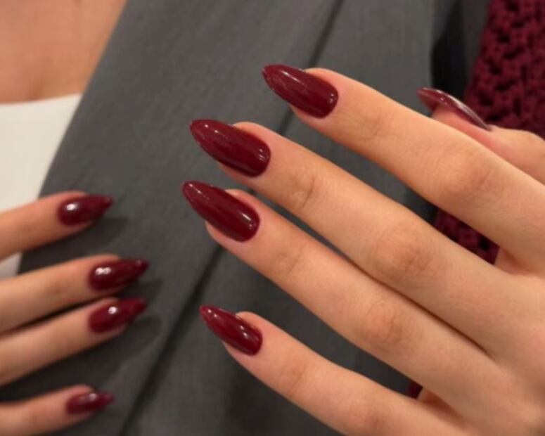 Las uñas rojas trasmiten feminidad y pasión. Foto: Etsy