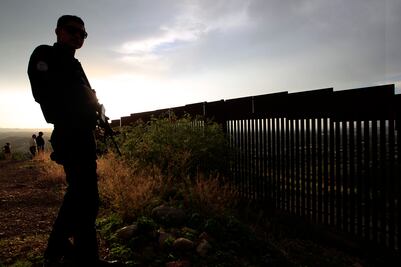 Ofrecen enviar reos a la frontera para construir muro de Trump
