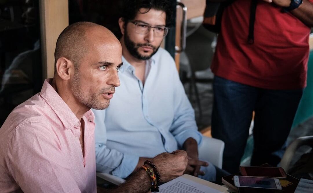 Luciano Nuñez, al fondo, y su abogado, Hugo Alday, dan una entrevista. Foto: Cortesía de Luciano Nuñez