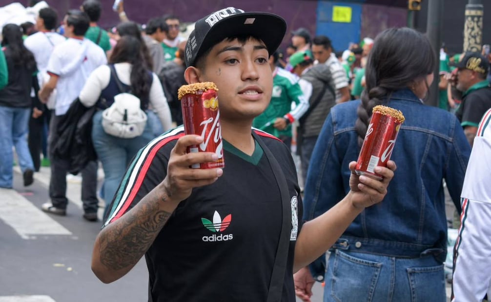 Algunos vendedores ofertan un latón de cerveza a 50 pesos. Foto: Santiago Cadena / EL UNIVERSAL