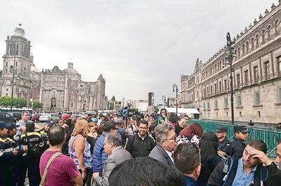 “¡Con todo! ¡La raza con usted!”, gritan a AMLO fuera de Palacio Nacional