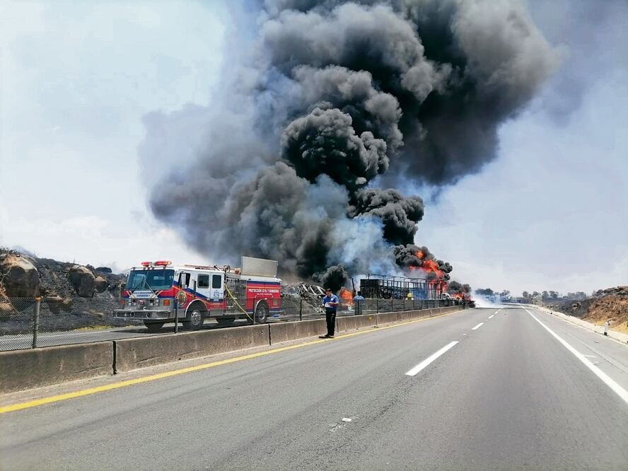 La autopista continúa cerrada en ambos sentidos, hasta nuevo aviso, según autoridades. Foto: Especial