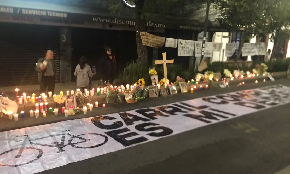 Medio centenar de ciclistas y familiares de la joven Tiffany protestaron cerrando el cruce de avenida Chapultepec y Enrico Martínez, donde el lunes 23 de octubre fue atropellada por una unidad de la ruta 65. Foto: Especial