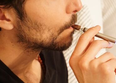 Proponen armonizar leyes para evitar venta de vapeadores en CDMX; promueven clínicas para la atención del fumador