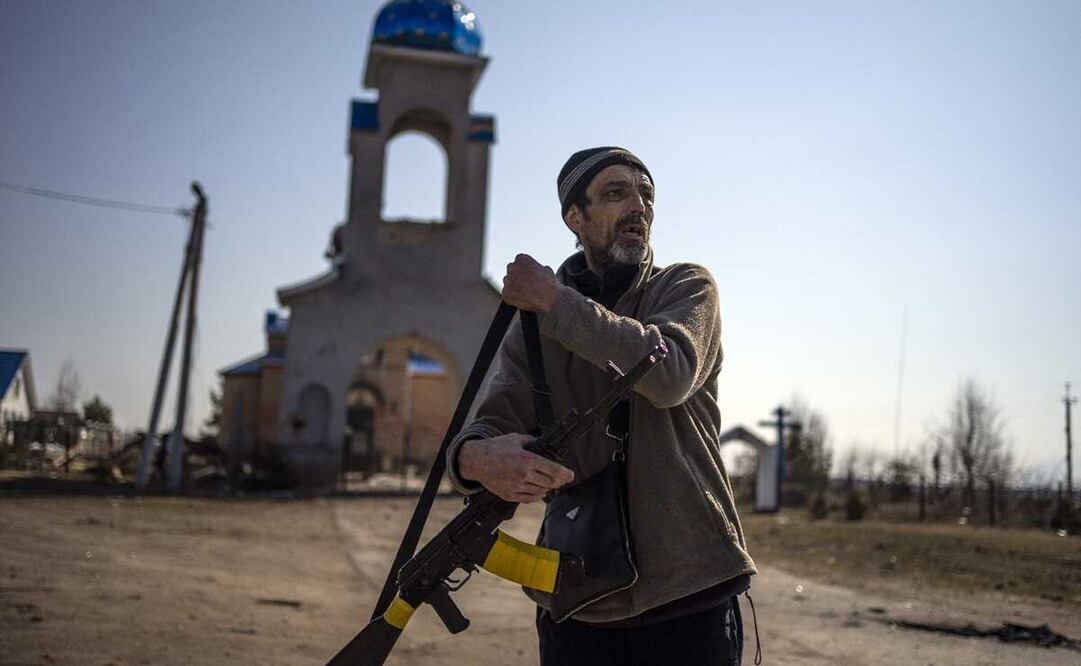 En la imagen, un miembro de la unidad de defensa territorial de Ucrania se prepara para ir al frente, en las afueras de Kiev. Foto: AP Photo/ (AP Photo/Rodrigo Abd