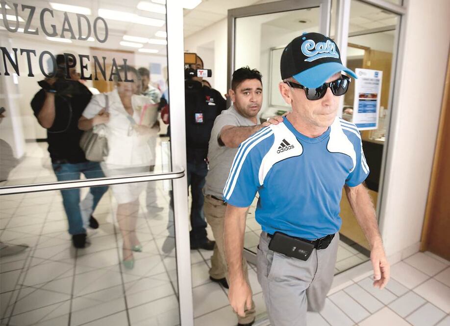 Igor Lechtchenko, padre de la joven, a la salida del juzgado penal de Baja California, donde se lleva el caso. La presunta culpable cambió su declaración y dijo que encontró los cuerpos de su madre y hermana mientras regaba el patio. Foto Luis Cortés