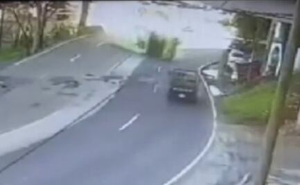 VIDEO: Así se vio la volcadura de un camión de transporte público en la México-Cuernavaca; dejó más de 30 heridos