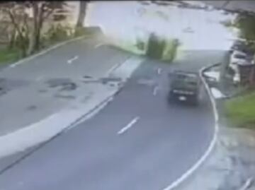 VIDEO: Así se vio la volcadura de un camión de transporte público en la México-Cuernavaca; dejó más de 30 heridos