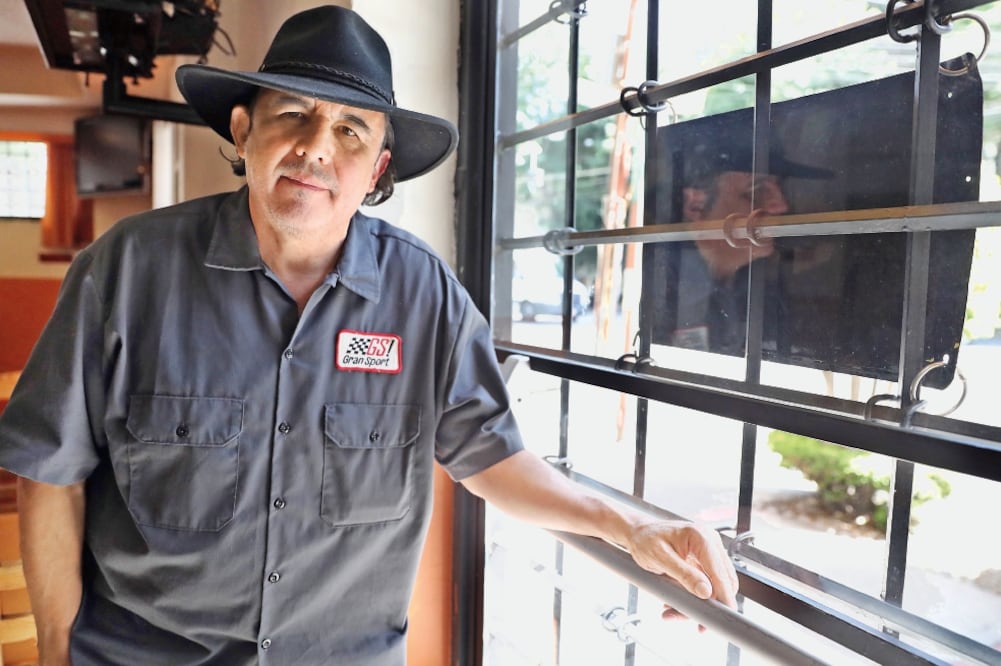 El novelista, autor de obras como “Elogio de la vagancia”, asegura que México carece de un gobierno enérgico frente al conflicto con Estados Unidos (ARIEL OJEDA. EL UNIVERSAL)