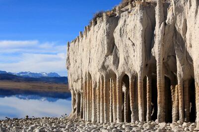 Las extrañas e impactantes columnas de piedra en California
