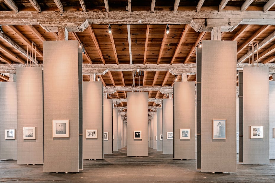 La muestra, curada por Beatriz Mckenzie y la propia Iturbide, presenta una selección de 200 fotos. Foto: de Andrés Cedillo. Centro Cultural fábrica de San Pedro
