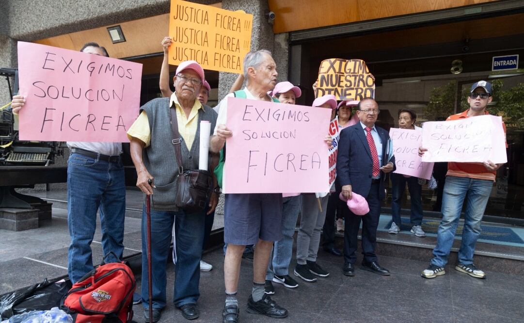 Ahorradores de FICREA se manifestaron afuera de las instalaciones del periódico El Universal para ser escuchados y demandar que FICREA les devuelva sus ahorros. Foto: Juan Boites