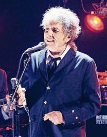 Dylan rompe el silencio y acepta el Nobel de Literatura