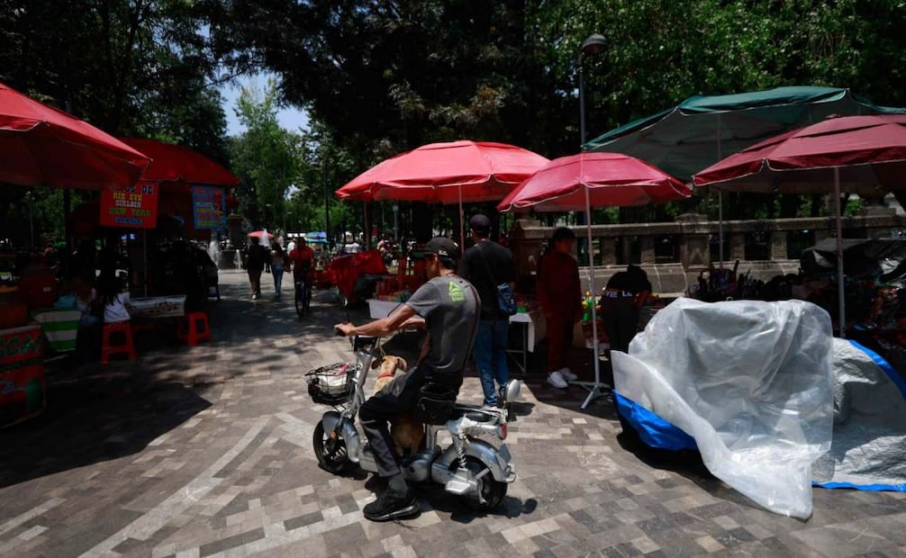 Reforzarán operativo contra el ambulantaje en la Alameda Central; revisarán las acciones de reordenamiento.
Foto: Santiago Cadena / EL UNIVERSAL