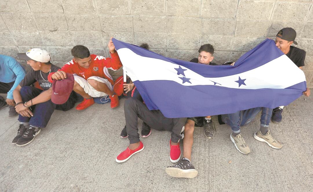 Hondureños descansan en la Gran Central Metropolitana de la ciudad de San Pedro Sula. Foto: GUSTAVO AMADOR. EFE