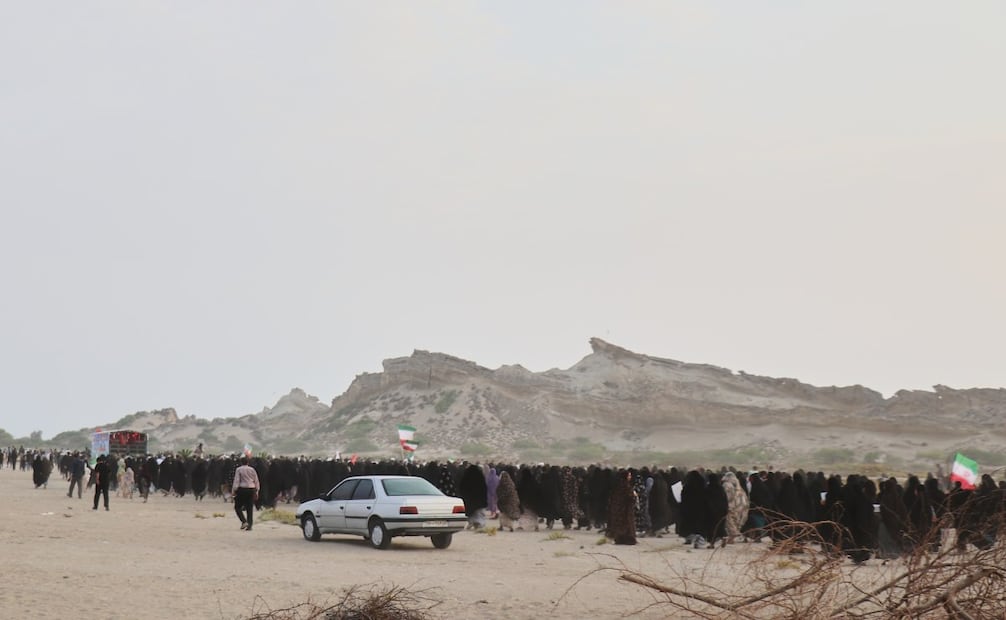 Victimas colaterales realizan una funeral masivo y una procesión tras el presunto ataque de EU a una boda civil en Irán. (03/29/26) Foto: AP