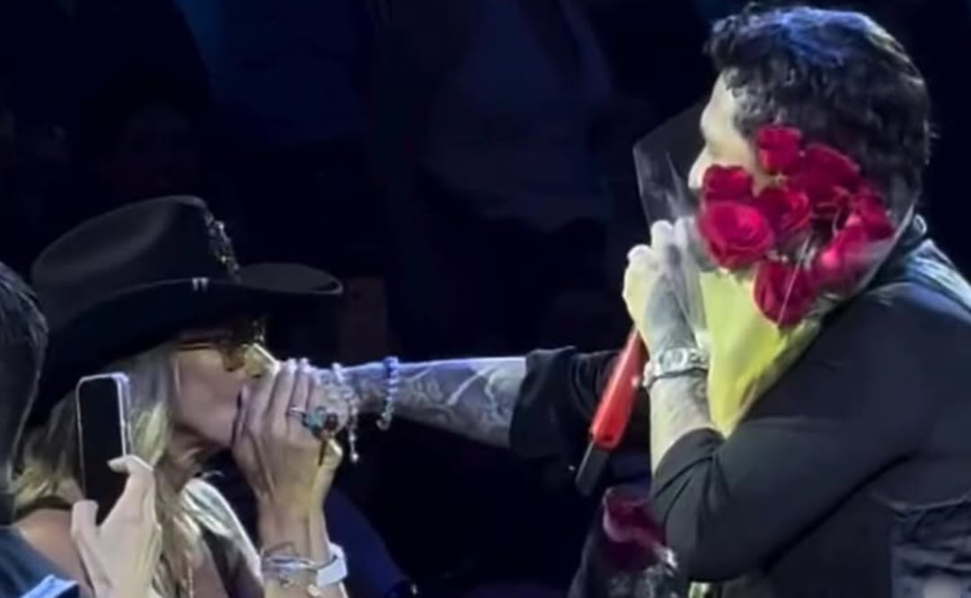 La comunicadora Adela Micha le besa la mano a Christian Nodal en el Palenque de Aguascalientes.