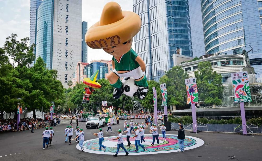 Juanito , la mascota del Mundial México 1970, hizo acto de presencia; algunos
asistentes dijeron sentir nostalgia al ver la historia de las copas del mundo. Foto: Luis Camacho/ El Universal