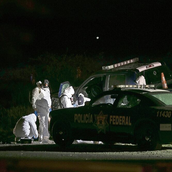 Peritajes. Peritos de la procuraduría de Michoacán recaban pruebas en el lugar del enfrentamiento para aclarar el caso. Foto: ARCHIVO EL UNIVERSAL