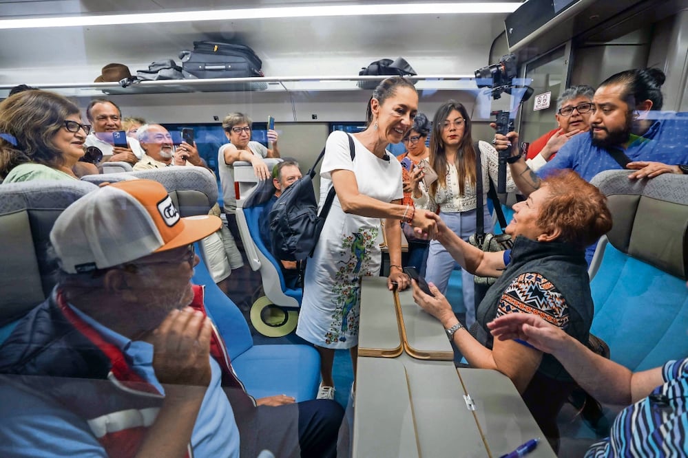 Durante su gira por el estado de Yucatán, la candidata presidencial de la coalición Sigamos Haciendo Historia, Claudia Sheinbaum, realizó un viaje en el Tren Maya. Foto: Diego Simón / EL UNIVERSAL