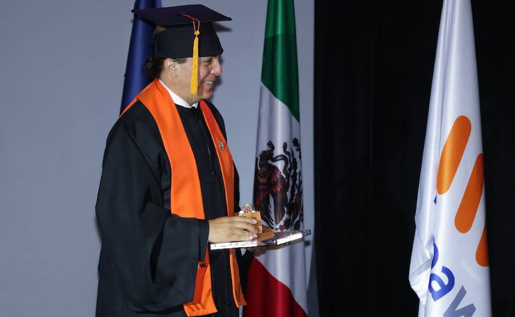 "El gallito feliz" tomó el escenario para interpretar un par de canciones. Foto: Fernanda Rojas/ EL UNIVERSAL.