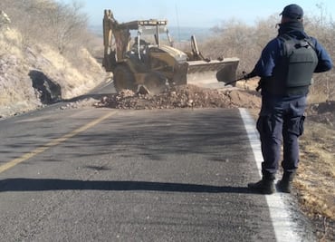 Despliega SSP operativo en Aguililla para recuperar carreteras trozadas por crimen organizado