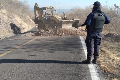 Despliega SSP operativo en Aguililla para recuperar carreteras trozadas por crimen organizado