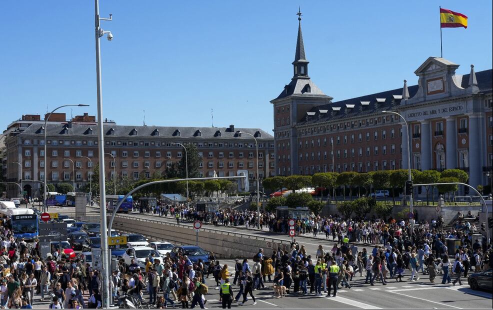 Peatones y usuarios del intercambiador de transportes de La Moncloa en Madrid, que ha cerrado las líneas de Metro este lunes 28 de abril de 2025, durante el apagón masivo del sistema eléctrico en España. Foto: EFE
