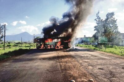 Normalistas y policías se enfrentan en Michoacán; 7 heridos
