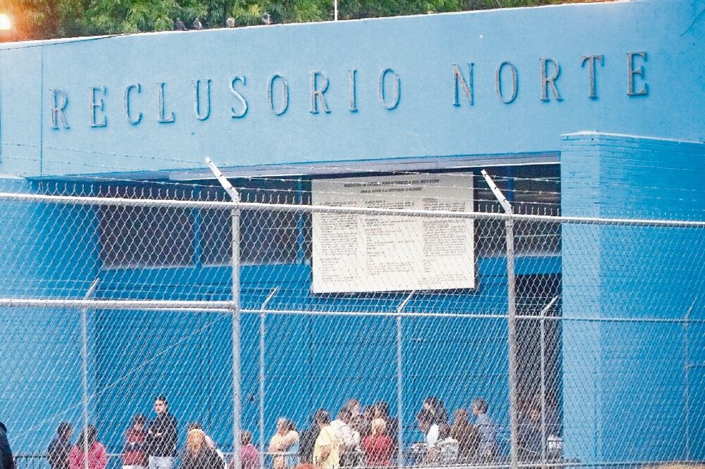 Irregularidades. Durante las revisiones también se aseguraron 112 chips de diferentes compañías, al igual que drogas (ARCHIVO EL UNIVERSAL)