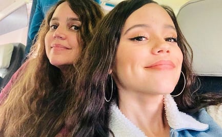 Jenna Ortega es captada fumando en la calle y su madre la reprende públicamente