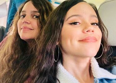 Jenna Ortega es captada fumando en la calle y su madre la reprende públicamente