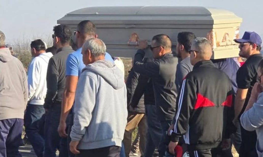 La comunidad de Plateros se congregó este lunes para dar el último adiós a las tres víctimas mortales. Foto: Reynaldo Beache/ EL UNIVERSAL