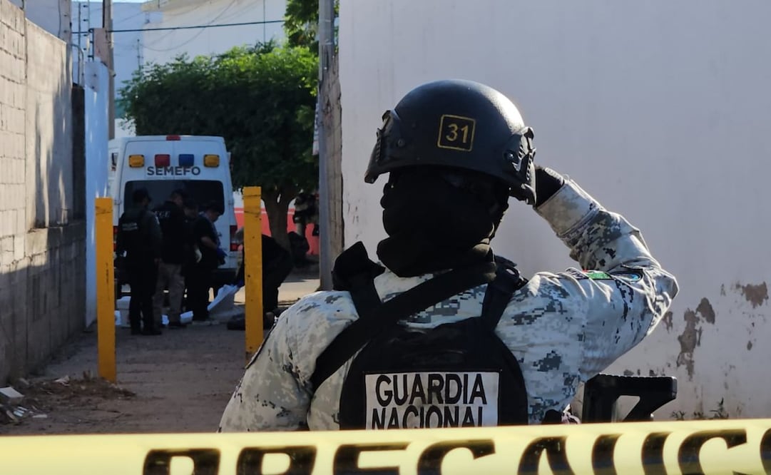 Localizan el cuerpo de una persona decapitada en una hielera sellada en Culiacán; la cabeza fue abandonada varios metros adelante.
Foto: Especial.