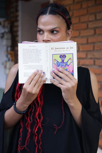 Mikaelah, se describe en su libro como "bonita, travesetinegra, afrocaribeña y fronteriza, habitante del tercer mundo". Foto :Fernanda Rojas /El Universal