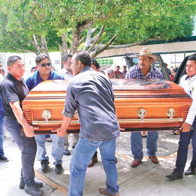 Amigos y colegas de Norma Sarabia dieron sus condolencias a la familia de la comunicadora, quien hoy será sepultada. ESPECIAL